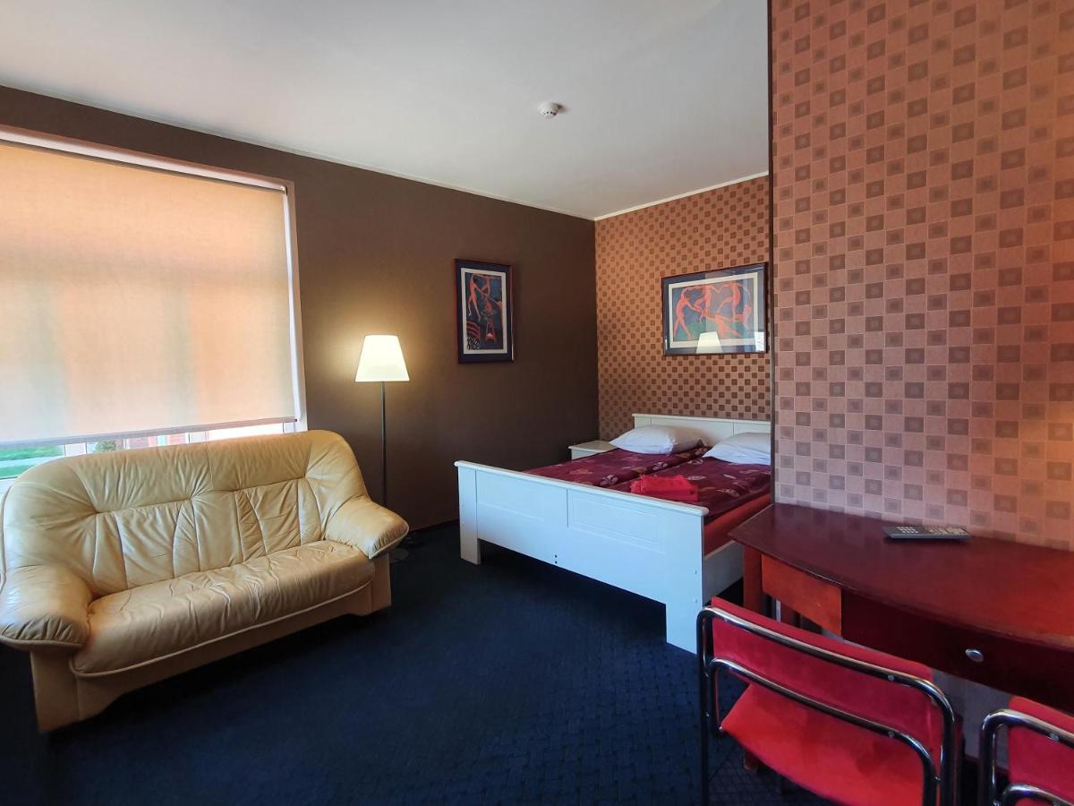 Otra Elpa Hotel Valka Bagian luar foto