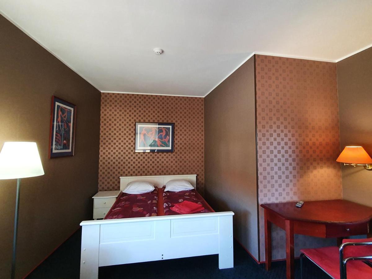 Otra Elpa Hotel Valka Bagian luar foto